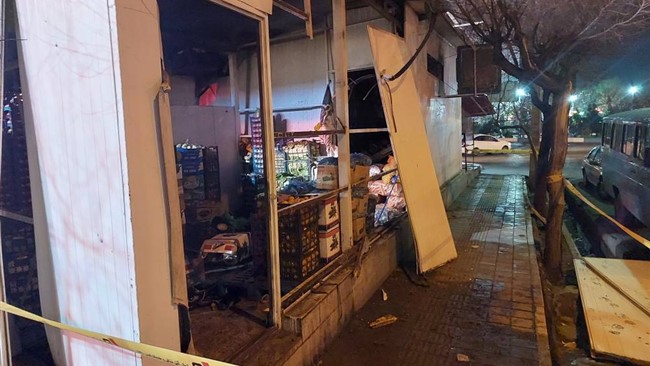 سخنگوی آتش نشانی تهران از انفجار دو سیلندر گاز در یک میوه فروشی در خیابان پیروزی و انجام عملیات مهار آتش سوزی توسط آتش نشانان در شب گذشته خبر داد.