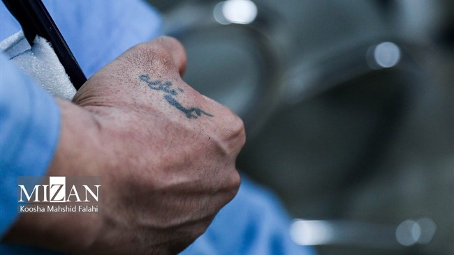 دویدن مردی جوان با پای برهنه در شمال پایتخت، توجه گشت پلیس را جلب کرد و خیلی زود مشخص شد که او سرکرده باندی است که شبانه دست به سرقت از خانه‌ها می‌زنند.