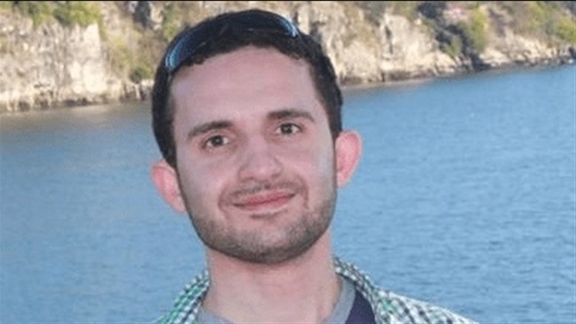 یک شاکی پرونده‌های حقوقی علیه رضا پهلوی، که از سال ۲۰۲۴ شکایت‌های گسترده‌ای علیه رضا پهلوی و شبکه‌های مرتبط در دادگاه کانادا مطرح کرده بود، به گفته برخی از اکانت‌های ضدانقلاب جان باخته و شماری از کاربران نیز سلطنت‌طلبان را به دست داشتن در قتل او متهم کرده‌اند.