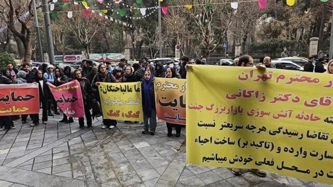 پس از حادثه آتش سوزی بازار جنت در هفته گذشته، کسبه و مال باختگان این بازار امروز (یکشنبه) در مقابل ساختمان‌های شورای شهر و شهرداری تهران تجمع کردند و خواستار رسیدگی سریع تر نسبت به جبران خسارات و ساخت مجدد بازارچه در محل فعلی شدند.