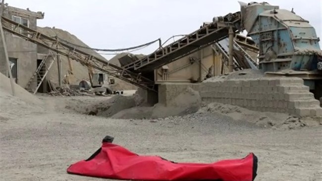 یک کارگر حین انجام کار در معدن شن ماسه در حوالی شهر اصفهان، بر اثر سقوط در دستگاه سنگ‌شکن جان باخت.