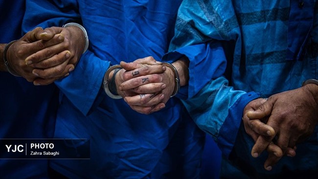 4پسر جوان که در فضای ملتهب و ناآرام تهران اقدام به پرتاب کردن بلوک سیمانی از پشت‌بام ساختمانی در شرق تهران کرده و جوان بسیجی را به شهادت رسانده بودند، ‌دستگیر شدند.