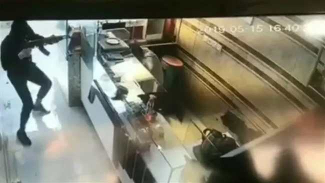 به گفته یک منبع آگاه، حوالی ساعت ۱۱:۳۰ ظهر امروز، ۲۰ اردیبهشت‌ماه، یک طلافروشی واقع در بلوار اندرزگو، جنب پاساژ سانا در طبقه همکف، هدف سرقت مسلحانه قرار گرفت. بر اساس اطلاعات اولیه از منبع آگاه، سارقان پس از ورود به طلافروشی و انجام سرقت، با یک دستگاه خودروی سراتوی مشکی رنگ از محل حادثه