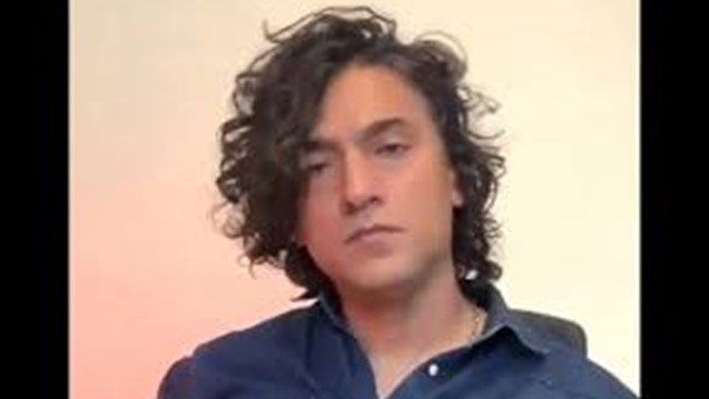 محمد اکبران، نوازنده و خواننده گروه آلیاژ، از قدیمی‌ترین گروه‌های متال ایران، دیشب پس از حمله سارقان به منزلش در شیراز، به‌خاطر مقاومت برای حفظ زندگی‌اش با ضربات چاقو به قتل رسید.