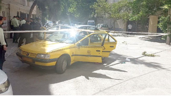 بعد از ظهر روز گذشته، مرد ۴۲ ساله ای همسر جوانش را داخل یک دستگاه تاکسی تیرباران کرد و سپس در حالی کنار جسد، به سر خود نیز تیر خلاص زد که پسر ۱۶ ساله اش و راننده خودرو از مقابل گلوله های سربی سلاح شکاری گریختند.