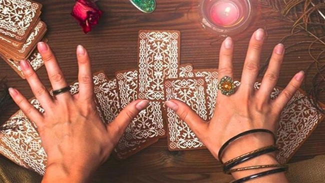 سرپرست معاونت مبارزه با جعل و کلاهبرداری پلیس آگاهی تهران بزرگ از دستگیری فردی خبر داد که با تبلیغات گسترده در فضای مجازی و فریب شهروندان تحت عنوان رمالی، دعانویسی و طلسم، مبالغ کلانی از قربانیان دریافت می‌کرد.
