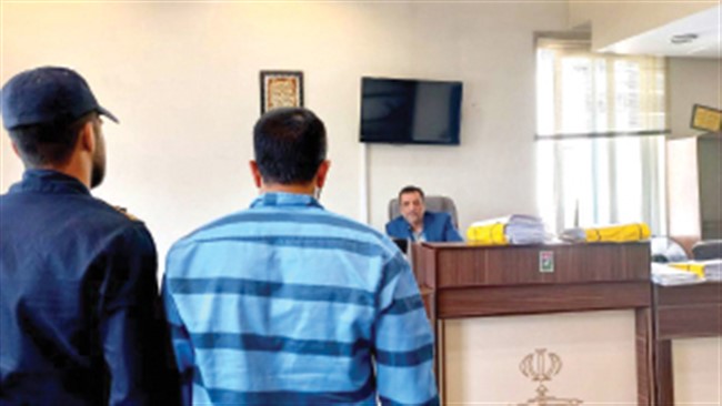 معاون مبارزه با سرقت‌های خاص پلیس آگاهی تهران بزرگ از دستگیری فردی خبر داد که با ترفند مأمورنمایی از شهروندان سرقت می‌کرد.