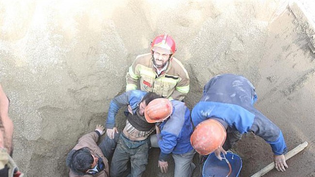 دو کارگر حین رنگ‌آمیزی یک مخزن هوایی دچار گازگرفتگی شدند که توسط امداد گران نجات پیدا کردند