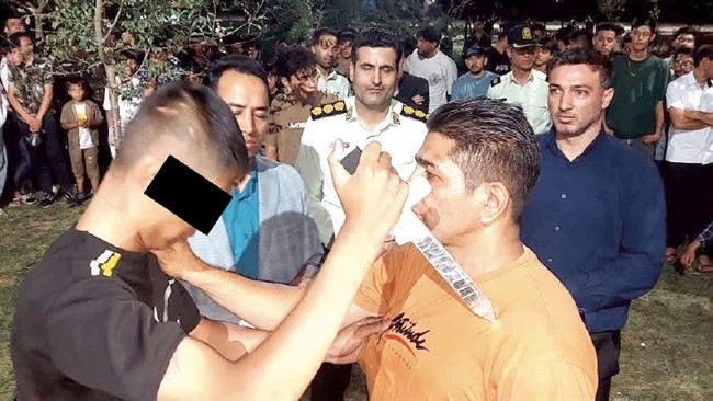 نزاع وحشتناک اتباع افغانستانی،بوستان گل آرای مشهد را به خون کشیدو دراین میان یک جوان ۳۵ ساله به دست هموطن خود درحالی با ضربه قمه به قتل رسیدکه اختلافات وکینه قبلی انگیزه وقوع این جنایت هولناک بود.