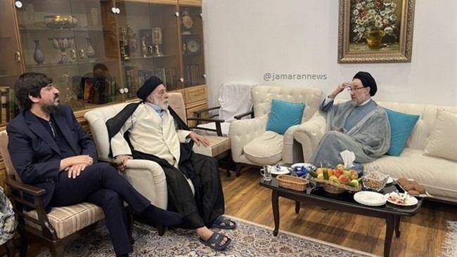 سید محمد خاتمی عصر روز گذشته با حضور در منزل سید هادی خامنه ای با ایشان دیدار و یاد رهبر شهید انقلاب را گرامی داشتند.