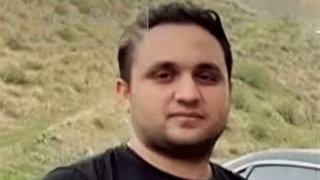 رصدهای اطلاعاتی کارآگاهان اداره جنایی پلیس آگاهی درحالی برای دستگیری قاتل مسلح فراری دریک نزاع خونبار دستجمعی ادامه داردکه قاضی ویژه قتل عمد مشهد ضمن صدورانتشار تصویربدون پوشش متهم درروزنامه به افرادی هشدارداد که به نوعی دراختفا ودراختیارقراردادن امکانات به متهم مسلح فراری نقش دارند.