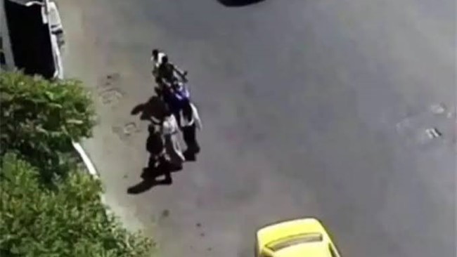 ویدیویی از لحظه سرقت گوشی یک دختر جوان در محدوده باغ‌فیض اسلامشهر منتشر شده که در ادامه مشاهده می‌کنید.