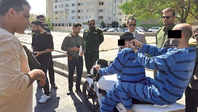 دو مرد مسلح موتورسوار که هجدهم تیر گذشته دو جوان بسیجی را در بولوار شهید فکوری و با شلیک ۱۱ گلوله به قتل رساندند روز گذشته در حالی با حضور قاضی ویژه قتل عمد مشهد صحنه جنایت خود را بازسازی کردند که بررسی های تخصصی و اعترافات متهمان نشان داد این جنایت ناجوانمردانه تروریستی نبود.