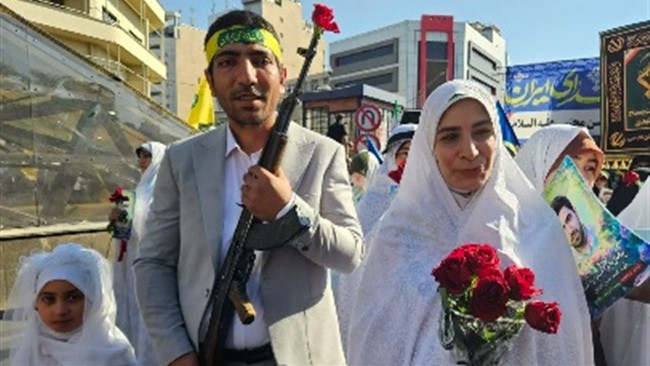 یک عروس و داماد در نخستین روز از زندگی مشترک خود، در مراسم «جان‌فدایان ایران» حضور پیدا کردند.
تصاویر حضور این زوج در حالی که لباس عروس و داماد بر تن داشتند، در فضای مجازی مورد توجه قرار گرفته است. این زوج تازه‌داماد، آغاز زندگی مشترک خود را با حضور در این مراسم همراه کردند.