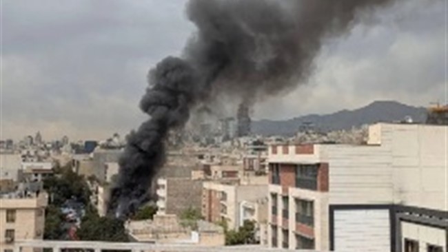 تصاویر تازه‌ای از آتش‌سوزی انبار یک رستوران در خیابان دولت تهران منتشر شده است؛ حادثه‌ای که باعث شکل‌گیری ستون دود در آسمان شمال پایتخت شد.
