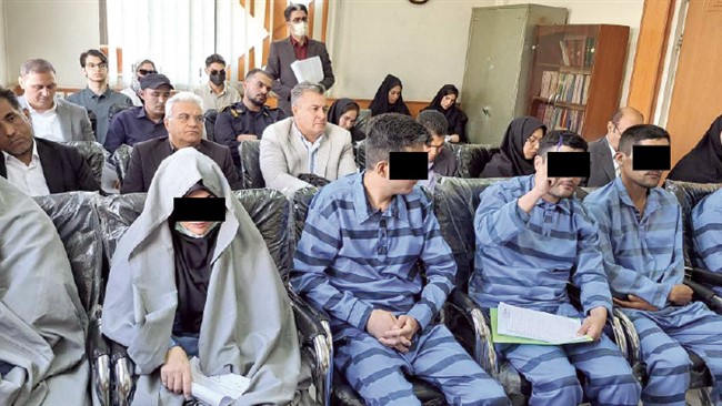 اعضای باند سازمان یافته تبهکاری درمشهدکه مردان ثروتمندافغانستانی را با طعمه قراردادن دخترمعروف به «چونچونک»فریب می دادند تا ازخانواده های آنان اخاذی کننددرحالی برای آخرین باردرشعبه پنجم دادگاه کیفری یک خراسان رضوی محاکمه شدندکه متهم به قتل تبعه خارجی همه اتهامات خودرا پذیرفت ومدعی شد درقتل احمدشهیر(یکی ازقربانیان)من فقط طناب را دور گردنش انداختم و نمی دانم بعد ازاین ماجرا اوچرا فوت کرد!بنابراین فقط ارتکاب قتل را قبول ندارم.
