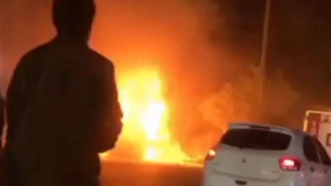 جانشین پلیس‌راه استان یزد از واژگونی و آتش‌سوزی یک دستگاه کشنده حامل گازوئیل در محور یزد ـ میبد و جان‌باختن راننده آن خبر داد.