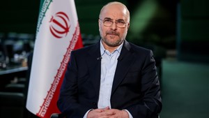 عکس تاج گلی که قالیباف برای ختم فرزند کاظم صدیقی فرستاد